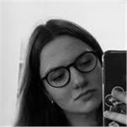 Bin selber noch Schülerin aus der Q2 und bringe gerne die Grundlagen und Grammatik bei:)